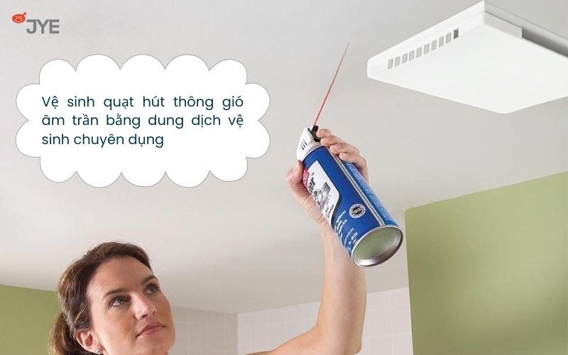 Vệ sinh quạt bằng dung dịch chuyên dụng